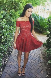 Vermelho curto fora dos ombros vestido de baile de formatura barato 2018 mangas curtas rendas corpete mini vestido de baile vermelho celebridade vestidos de vestidos