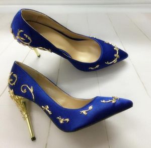 2018 novas mulheres azul de salto alto de metal heel fretwork bombas sapatos de festa de cetim bombas de seda vestido sapatos ponto toe sapatos de casamento