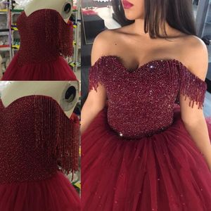 2018 Sexy Quinceanera Suknia Balowa Suknie Off Ramię Burgundii Tulle Kryształ Major Frezowanie Puffy Sweet 16 Long Tulle Party Prom Suknie Wieczorowe