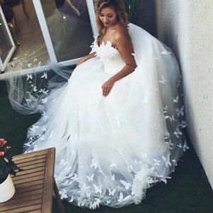 Abiti con applicazioni floreali a farfalla D Abiti da sposa vintage in pizzo senza schienale con scollo a cuore Abito da sposa sexy economico da spiaggia