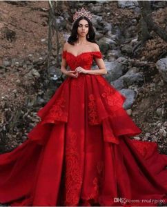 Dubaj Red Wedding Suknie Linii Warstwowe Spódnice Off The Ramię Ruffles Lace Applqiues Sweep Pociąg Plaża Vestido De Novia Suknia ślubna