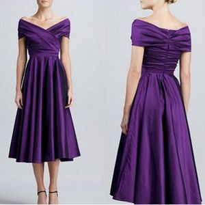 Off Ramię Dark Purple Druhna Suknie Eleganckie Proste Satynowe Krótkie Druhna Suknie Długość Herbata Aline Druhna Suknia Party Dress