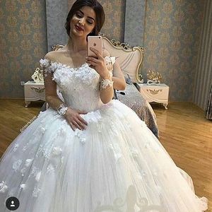 Romantiska Långärmade Bröllopsklänningar Bullklänningar 3D Blommor Blommor Applique Lace Illusion Sleeves Tulle Court Tåg Pärlor Brudklänning