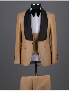 Skräddarsydda brudgummen khaki brudgum tuxedos sjal svart lapel män passar bröllop / middag bästa mannen brudgum (jacka + byxor + väst + slips) L16