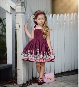 ブルゴーニュレースのアップリケットの花の女の子の服を結婚する線幼児のページェントガウンサテンスクエアネックニーレングスファーストコミッションドレス