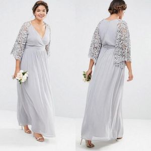 Plus Size Silber Kleider für die Brautmutter, Surplice, tiefer V-Ausschnitt, Illusions-Spitzenärmel, knöchellang, formelles Mutterkleid für Hochzeitsgäste