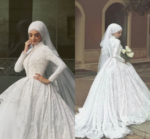 Abito da ballo in pizzo Abiti da sposa musulmani Collo alto Maniche lunghe Puffy Perline Corte dei treni Bottoni ricoperti Abiti da sposa con velo Hijab