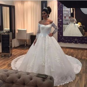 Affascinanti abiti da sposa in pizzo con spalle scoperte maniche lunghe una linea in rilievo applique a strati corte dei treni abiti da sposa abito da sposa personalizzato