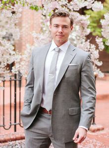 Açık Gri Erkekler Slim Fit Damat smokin Groomsmen Geri Düğün Gündelik Giyim İş İki düğme En İyi Erkek İki Parça Ceket + Pantolon Vent Wear Suits
