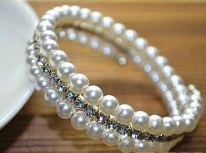 European American fashion style pearl bracelet with 3 layers of entwined bracelet is exquisite and elegant