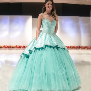 2019 Mint Green Ball Gown Prom Klänningar Lyxig Beaded Crystals Sheer Bateau Neck Ärmlös Puffy Tulle Formell Gown Quinceanera Klänningar