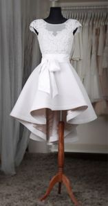 Wysoka niska tani suknia ślubna poniżej 100 Bateau Sheer Szyi z krótkimi rękawami Aplikacja Koronki kokardka Satin A Line Wedding Suknie ślubne