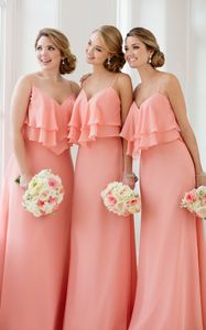 Coral Billiga Beach Bridesmaids Klänningar Chiffon Lång med Spaghetti Straps Ruffles V Neck Plus Size Wedding Party Prom Formal Dress Gowns Ny