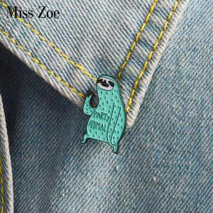 Miss Zoe Cartoon Sloth Emaille Pins Party Tier Abzeichen Brosche Grüne Revers Pin für Denim Jeans Hemd Tasche Lustige Schmuck Geschenk für Freunde