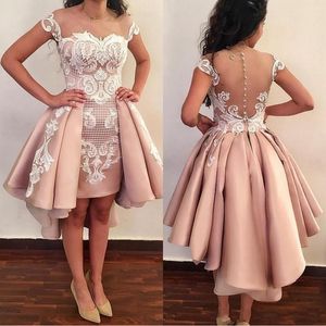 Blush Pink Overskirts Korta Cocktail Klänningar 2018 Nya Cap Sleeves Vit Lace Applique Öppna Back Prom Lökar för Graduation Homecoming Wear