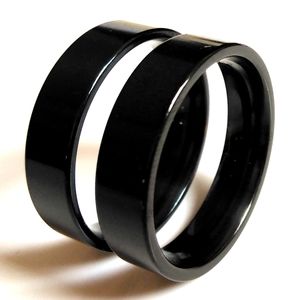 Partihandel 50st Unisex Black Band Ringar breda 6mm Rostfritt stål Ringar för män och kvinnor Bröllopsförlovning Ring Vän Presentparty Favorit