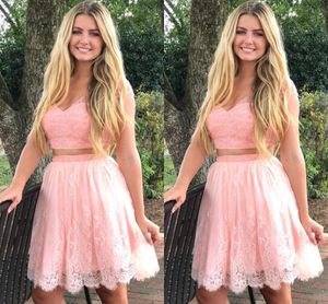 2019 Dwa kawałki Prom Sukienki Krótkie V-Neck Krótki Rękaw Różowy Koronki Zroszony Perły A-Line Sukienka Homecoming Dress Party Dress Tanie Krótki graduację