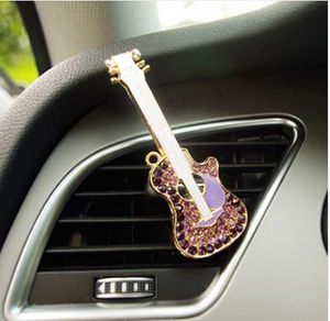 Clip per profumo di auto a forma di chitarra diamante modello fragranza deodorante per aria outlet automatico Accessorio per decorazioni per interni Adornment332e