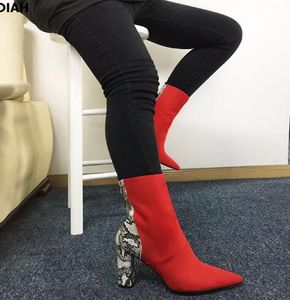 فو من جلد الغزال الأحمر مثير الثعبان طباعة أحذية الكاحل للنساء الأحذية المدببة إصبع القدم عالية مربع الكعب بوتاس mujer botte femme