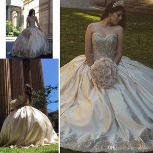 Underbara Champagne Quinceanera Klänningar Sweetheart Lace Appliques Bollklänningar Söt 16 Klänning Billiga Prom Klänningar Vestidos de Quinceañera