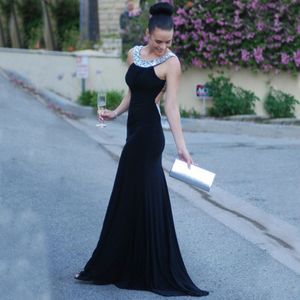 Seksowne Backless Czarne Suknie Wieczorowe Zamontowana Płaszcz Kolumna Scoop Neck Otwórz Powrót Luksusowe Kryształy Długie Formalne Party Party Suknie Custom Made