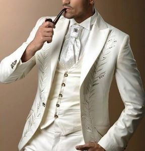 Custom Made Groomsmen Pico Lapela Noivo Smoking Marfim Ternos Dos Homens Bordados de Casamento / Prom / Jantar Melhor Homem Blazer (Jacket + Pants + Vest) K852