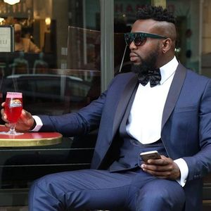 Bir Düğme Groomsmen Lacivert Damat Smokin Şal Siyah Saten Yaka Erkekler Suits Yan Vent Düğün / Balo İyi Adam (Ceket + Pantolon + Kravat + Yelek) L7