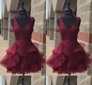 Borgonha Ruffles Cocktail Vestidos 2019 V-pescoço em v Sleeve Lace Aberto Vestido Curto Vestidos De Prom Vestidos De Formatura Para Meninas Vestido Homecoming