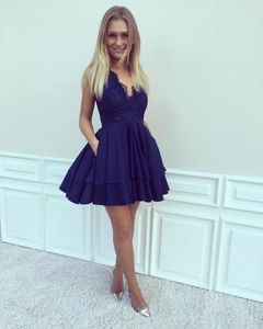 Neue Mode Dark Navy A-Linie kurze Cocktailkleider Spitze rückenfrei V-Ausschnitt Applikation Party Abendkleider Heimkehr Kleid Abschlussfeier Custo