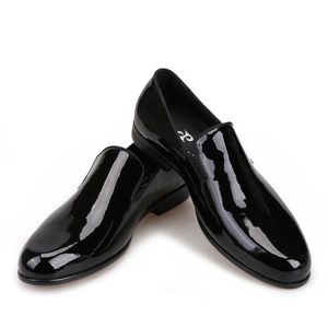Neu eingetroffene handgefertigte Herrenschuhe aus schwarzem Lackleder, luxuriöse Party- und Hochzeitsschuhe für Herren, Loafer