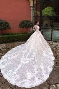 Cattedrale Abiti da sposa 2019 Maniche lunghe Illusione Scollo Scollo Abito da ballo Abiti Vestidos De Noiva Bottoni coperti Pulsanti reali Robe de Mariee