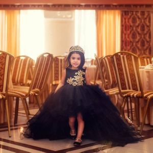 ドバイアラビアの新しい素敵な女の子のページェントドレスティアードチュールゴールドアップリケハイローフラワーガールドレス