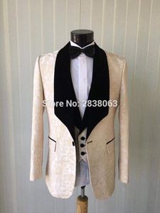 I più nuovi Groomsmen Champagne Pattern Smoking dello sposo Scialle Velluto Risvolto Abiti da uomo Spacco laterale Matrimonio / Prom Best Man (Giacca + Pantaloni + Cravatta + Gilet) K992