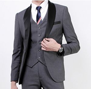 Cheap and Fine Scial risvolto Groomsmen Grigio One Button Smoking dello sposo Abiti da uomo Matrimonio / Prom / Cena Best Man Blazer (Giacca + Pantaloni + Cravatta + Gilet)