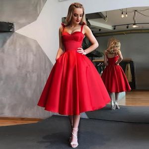 New Fashion Red Knee-Long Homecoming Dresses Sweetheart Ärmlös Spaghetti Straps med Bow Short Prom Klänningar Vestidos De Fiesta