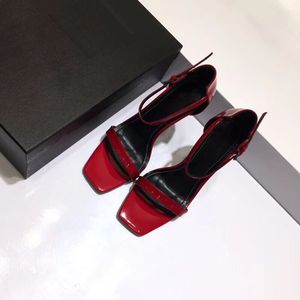 Chegadas 2022 Sandálias de Couro envernizado Saltos emocionantes Mulheres Designer único Vestido de bico fino Sapatos de casamento Sapatos sensuais Letras salto Sandalsbox