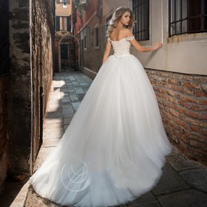 2019 Off the Shoulder Wedding Dresses Tulle Ball Gowns Appliques with Beaded Champagne + White Color Bridal Dresses Custom