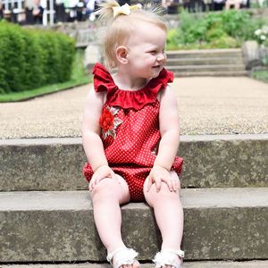 2018最新の夏の赤ちゃん女の子リンゴ飛んでいる袖口の花のロンパースジャンプスーツ幼児の綿の服新生服1ピース衣装