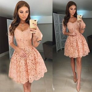 2022 Elegant Coral Lace Short Cocktail Prom Klänningar Halv Ärmar Illusion Scoop Neck En linje Pläterad Homecoming Party Evening Dress Gowns