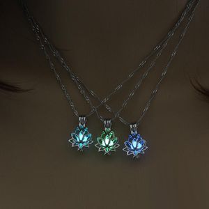 New Fashion NeckAcaCeSpendant Vintage Luminous Lotus Flower Halsband Glöd i Dark Night Punk Smycken 3 Färger Mix