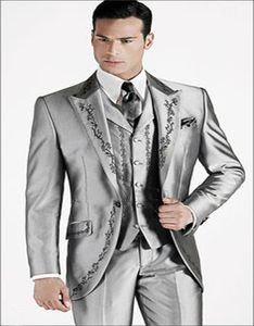 Moda Tasarım Gümüş Gri Nakış Damat Smokin erkek Düğün Smokin Erkekler Örgün / Balo / Akşam Yemeği / Takım Elbise Özel Made (Ceket + Pantolon + Yelek + Kravat) 56