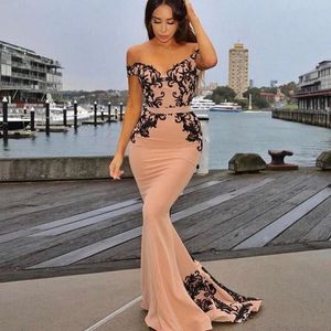 Off The Ramię Syrenki Suknie Wieczorowe Haft Aplikacje Satyna Długość Piętra Długość Prom Dresses Eleganckie Formalne sukienki Zamek