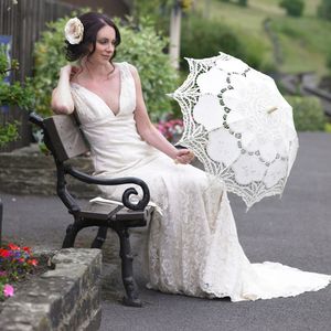 خمر زفاف فاخر مظلة أقمشة الدانتيل مقبض خشبي شمسية الزفاف اكسسوارات الزفاف السائبة صنع في الصين