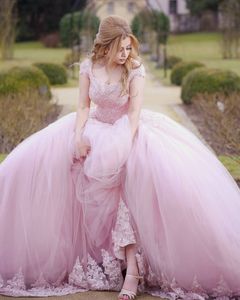 Vestidos Quinceanera 15 Anos 2018 bollklack quinceanera klänningar rosa pärlor spets applique cap ärmar tiered tulle prom klänningar kvällsklänningar