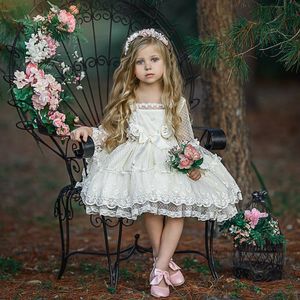 Ivory Bola Lace vestido da menina de flor Vestidos para casamentos mangas compridas Criança Pageant Vestidos Praça Neck comprimento do joelho vestido de primeira comunhão