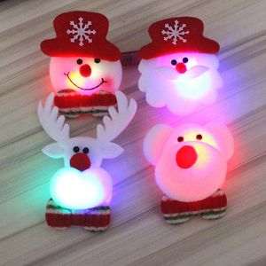 Spilla luminosa di Natale, regalo creativo per studenti dei cartoni animati, vecchio pupazzo di neve con spilla lampada Led Rave Toy