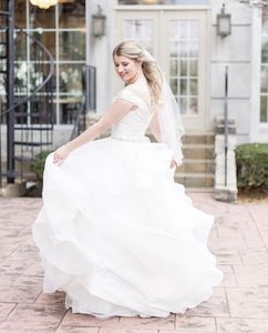 オーガンザ輝くサッシブライダルガウンプラスサイズのウェディングドレスが付いている肩サテンのロマンチックなボールガウンのウェディングドレス