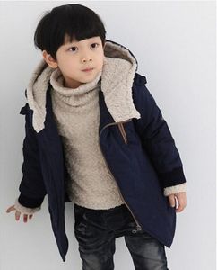 男の子の服のためのティーンエイジャーの新しい冬のジャケット長袖フード付きガールズコート子供服ベビーコートの毛皮の暖かい子供の上着