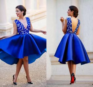 Royal Blue Lace Appliques Kort Aftonklänningar Sexig V Nacke Satin Knä Längd Formell Party Gowns Tiered Ruffles Homecoming Dresses Cocktail