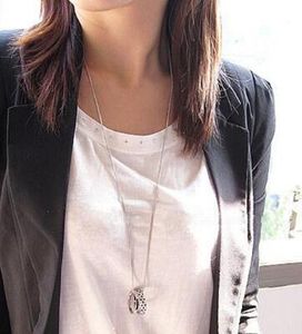 Stile caldo Elegante ed elegante catena maglione punto bianco e nero con doppio anello e catena maglione collana doppio anello è di moda